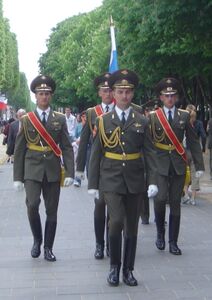 Знамённая группа 154 окп, видны панталеры, Париж, Франция, 8 мая 2005 г..