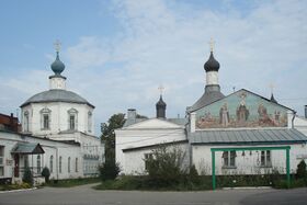 Троицкий монастырь. Слева — Троицкий собор, справа — Сергиевская церковь