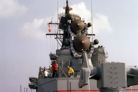 USS Mahan (DDG-42) в 1983 году на испытаниях боевой системы Terrier по программе NTU. Два радара AN/SPG-55B расположены над стандартной пусковой установкой Mark 10 Terrier/Standard