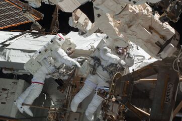 Роберт Бенкен и Николас Патрик в открытом космосе.