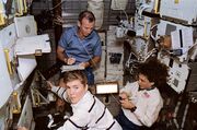Даффи, Керри и Восс работают в Спейсхэбе. STS-57.