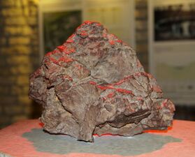Обломок метеорита в музее Каали