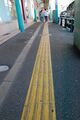 Линейные направляющие блоки установленные на тротуаре вдоль проезжей части в Токио.
