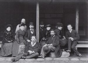 Сайго Цугумити и его друзья-иностранцы. Феликс Беато сидит на переднем плане рядом с Сайго. 1882 год
