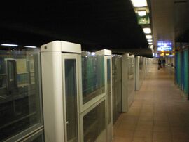 Одна из платформ станции с автоматическими платформенными ворота.