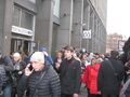 Люди около закрытой станции метро «Петроградская»