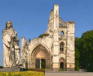 Руины аббатства Сен-Бертен со статуей аббата Сугерия