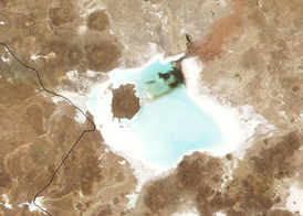 Солончак Койпаса. Озеро Койпаса зеленоватого оттенка в северной части солончака. Фото из космоса.