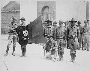 Войска США возле захваченного флага повстанцев