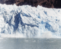 Часть 100-метровой стены ледника Спегаццини падает в озеро