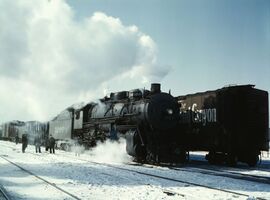 Грузовой поезд на станции дороги Atchison, Topeka and Santa Fe Railway. Во главе поезда паровоз