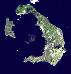Фотография Тиры со спутника. По часовой стрелке, от центра: Неа-Камени, Палеа-Камени, Аспрониси, Тирасия, Тира