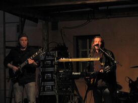 В клубе Pikku Pietarin на Kirjakahvila в Турку, Финляндия 28 мая 2011г. Слева Федор Асташов (гитара), справа Сантту Карху (вокал)
