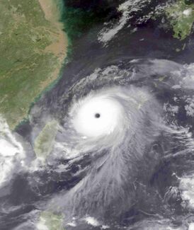 Тайфун «Саомай» близок к максимальной интенсивности, 9 августа.