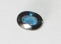 Тёмно-синий сапфир, вероятно австралийского происхождения, демонстрирует блестящий поверхностный блеск, типичный для огранённых корундовых драгоценных камней.