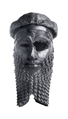 Так называемая «Маска Саргона» (ок. 2300 г. до н. э.), обнаруженная в Ниневии при раскопках храма Иштар. Скульптурное изображение аккадского царя, вероятно Саргона или его внука Нарам-Суэна. Национальный музей Ирака, Багдад