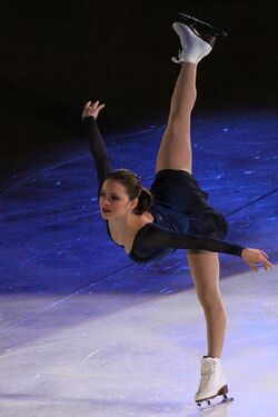 Саша Коэн выполняет спираль в арабеске на ледовом шоу «Stars on Ice» в 2009 году