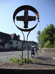 Придорожный крест в форме баскской стелы