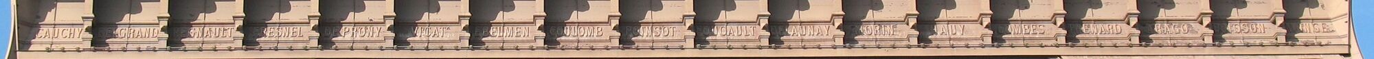 Имена на юго-восточной стороне Эйфелевой башни. Второе слева: «Belgrand»