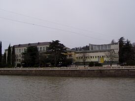 Вид на школу со стороны реки Сочи