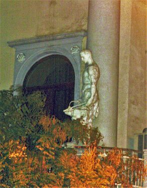 Скульптура на фасаде «Дома союза горняков» на площади