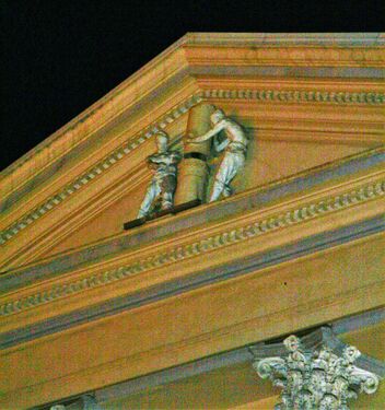 Скульптуры на фасаде «Дома союза горняков» на площади, скульптор Степан Эрьзя