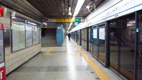 Платформа станции Танъгмун с уложенным тактильным покрытием и установленными платформенными раздвижными дверьми.
