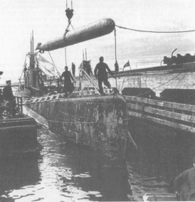 Погрузка торпед на Щ-320, июнь 1942 года