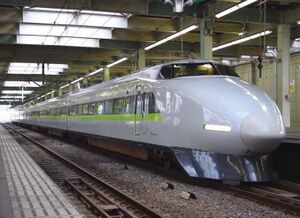 Поезд 100-й серии маршрута Кодама на станции Хиросима, июль 2003
