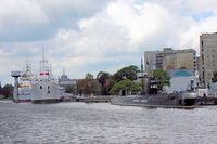 «Витязь» (в центре слева) на набережной исторического флота