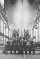 Группа кораблестроителей АВ Сёкаку в доке Главной базы ВМС (1939 г.)