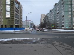 Вид от улицы Симонова. Справа — типичный панельный жилой дом, слева — строящееся здание гостиницы. 2014 год