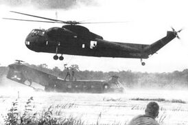 CH-37b Mojave эвакуирует разбившийся CH-21, Южный Вьетнам.
