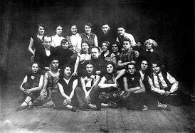 Труппа театра. О.Глазунов во втором ряду слева.