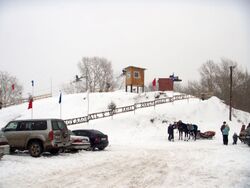 Стартовая площадка слаломного спуска с лыжным подъёмником.