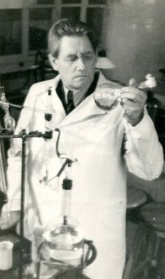 А.А. Шмидт в своей лаборатории в Ленинграде, 1945 год.
