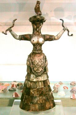 «Богиня Змей» или жрица, выполняющая ритуал. Статуэтка из Кносса. XVII век до н. э. Колоколообразная юбка. Оборки выполнены из плиссированной и гладкой тканей.