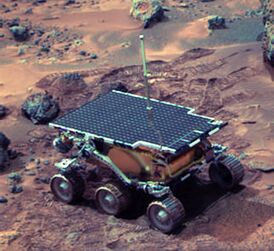 Марсоход «Соджорнер» на Марсе (снимок камерой неподвижной марсианской станции)