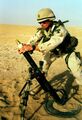 Солдат, заряжающий американский 60-мм ротный миномёт M224