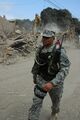 Перуанский солдат во время ликвидации последствий землетрясения в Писко.