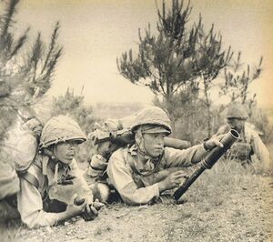 30 мая 1942 года, японский солдат стреляет из 50-мм миномёта