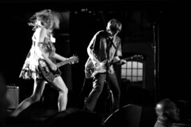 Ким Гордон и Тёрстон Мур из Sonic Youth выступают в июле 2005 года
