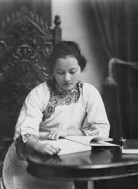 Сун Цинлин за работой, 1920 год