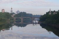 Вид на Софийский собор и колокольню через реку Вологду и Октябрьский мост. Туманное утро