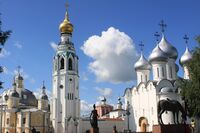 Кремлёвская площадь. Слева направо: Воскресенский собор, колокольня, Архиерейский двор с церквями (в глубине), Софийский собор