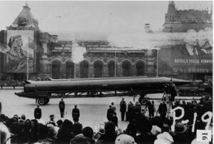 Военный парад артиллерийский тягач — тяжёлый (АТ-Т) транспортирует Р-12, Красная площадь, Москва, из архива ЦРУ США.