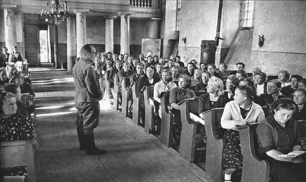 Богослужение в кирхе. 1943 год