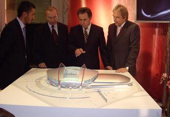 В. Мутко (третий слева) на презентации макета стадиона ФК «Спартак» Москва, 2006 год