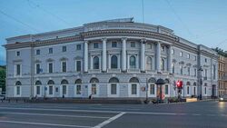 Главное здание библиотеки (1796—1801, арх. Е. Т. Соколов, К. Росси, Е. С. Воротилов)