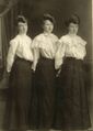 Сёстры Спенсер, около 1902 года. Они одеты в английские блузы с «голубиной грудью» и юбки-колокола. Подобные юбки были основой одежды для среднего класса.